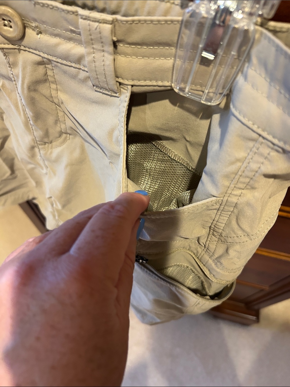 Eddie Bauer women’s Beige Utility Shorts, size 6, zippered pockets, hiking - Picture 7 of 11